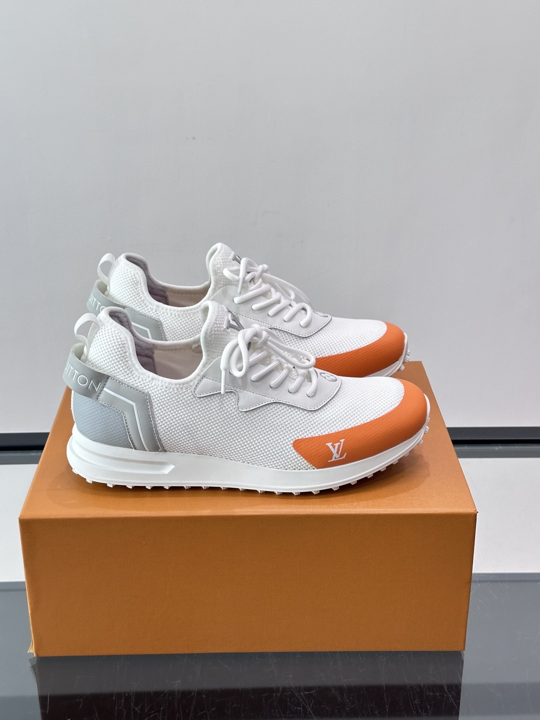NO:930915,L.v RUN AWAY sneakers, this Run Away sneaker is made of imported one-piece fly weave. The rubber outsole continues the design of running shoes and is embellished with Monogram flowers. The L.V letter is marked on the tongue and the Louis Vuitton Paris logo is embellished on the back. It is equipped with brand logo cotton foot pads and a mesh interior splicing package, making the upper foot comfortable and breathable!  Size38-46 (customized at 38.45.46),,louis vuitton,sneakers19860909L.v RUN AWAY 运动鞋,本款 Run Away 运动鞋选用进口一体飞织打造,橡胶外底延续跑鞋设计,缀 Monogram 花卉,L v字母标注鞋舌,路易威登巴黎标识点缀后部.搭配品牌标识棉垫脚,网面内里拼接包裹,上脚舒适透气！ Size38-46（38.45.46定制）,,louis vuitton,sneakers,Men's shoes