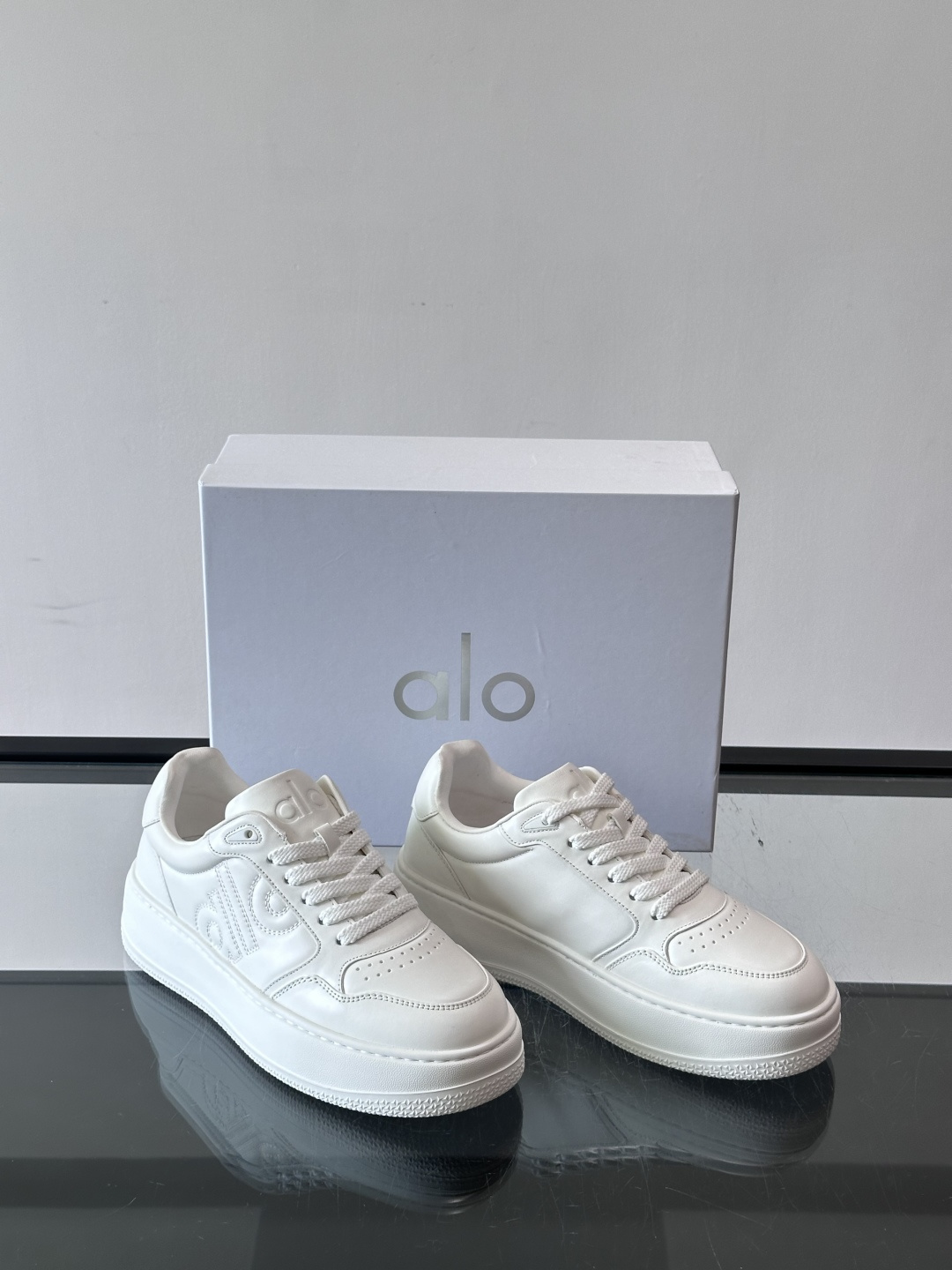 alo 休闲运动鞋👟，简约复古设计，优质皮革鞋面+透气孔，舒适又实用。橡胶鞋底防滑耐磨，日常穿搭或轻运动都OK！鞋侧“A
