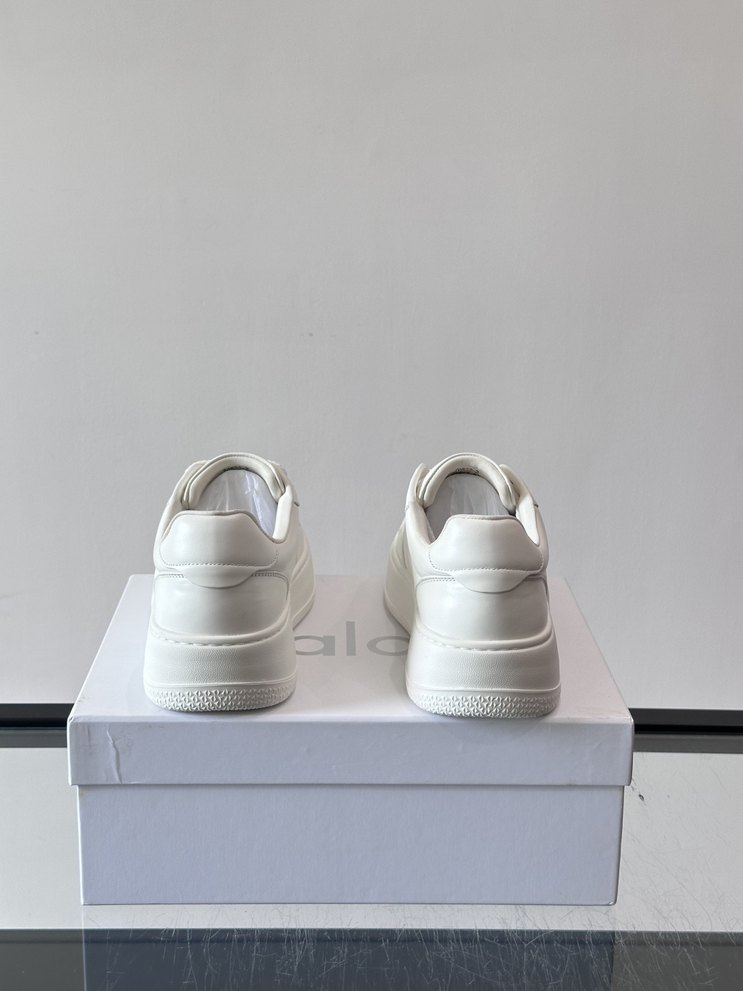 alo 休闲运动鞋👟，简约复古设计，优质皮革鞋面+透气孔，舒适又实用。橡胶鞋底防滑耐磨，日常穿搭或轻运动都OK！鞋侧“A