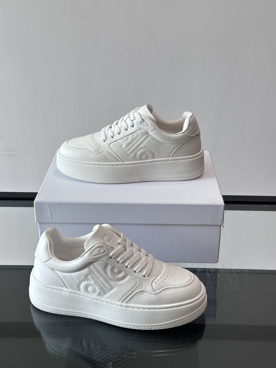 alo 休闲运动鞋👟，简约复古设计，优质皮革鞋面+透气孔，舒适又实用。橡胶鞋底防滑耐磨，日常穿搭或轻运动都OK！鞋侧“A
