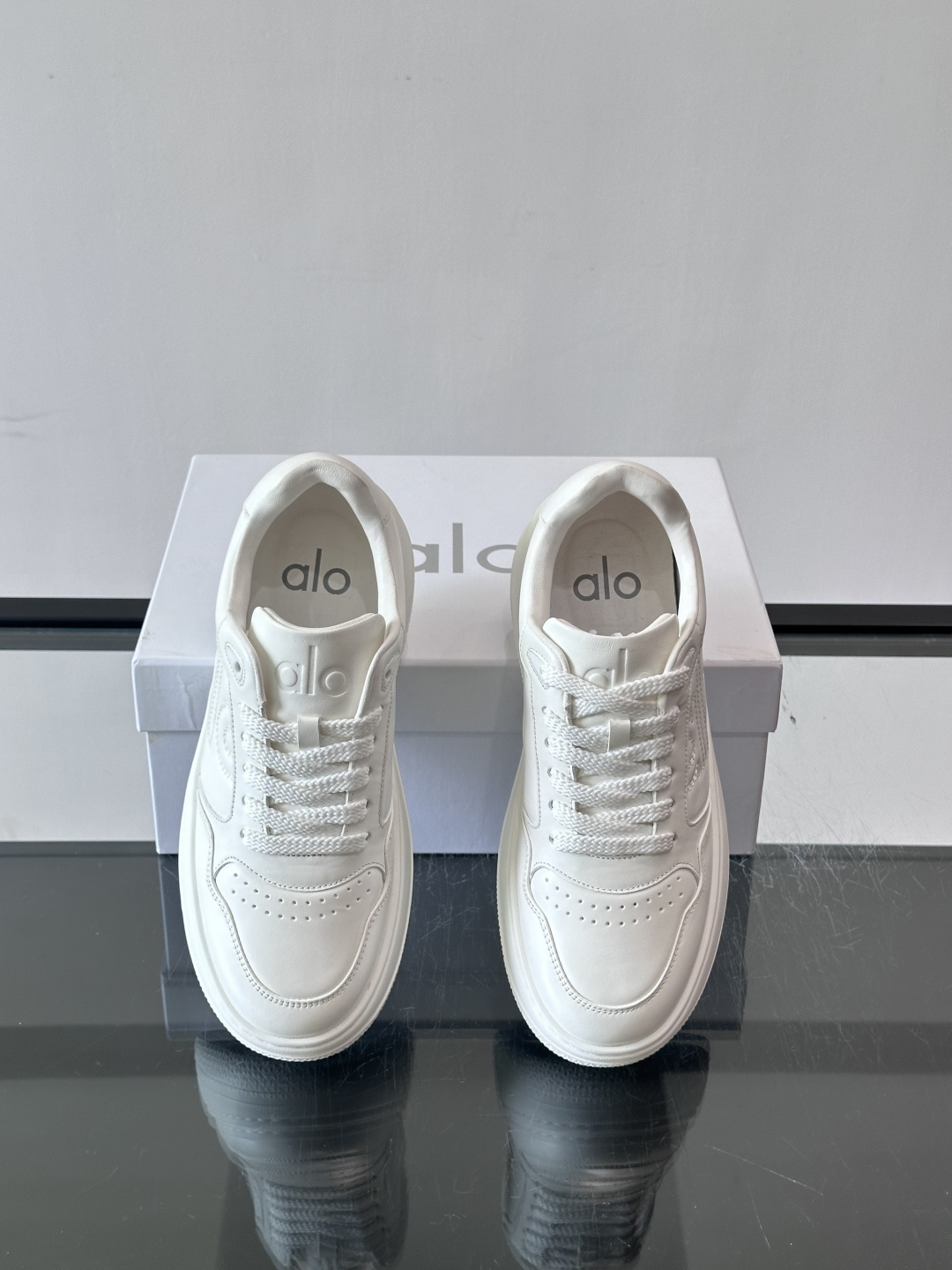 alo 休闲运动鞋👟，简约复古设计，优质皮革鞋面+透气孔，舒适又实用。橡胶鞋底防滑耐磨，日常穿搭或轻运动都OK！鞋侧“A