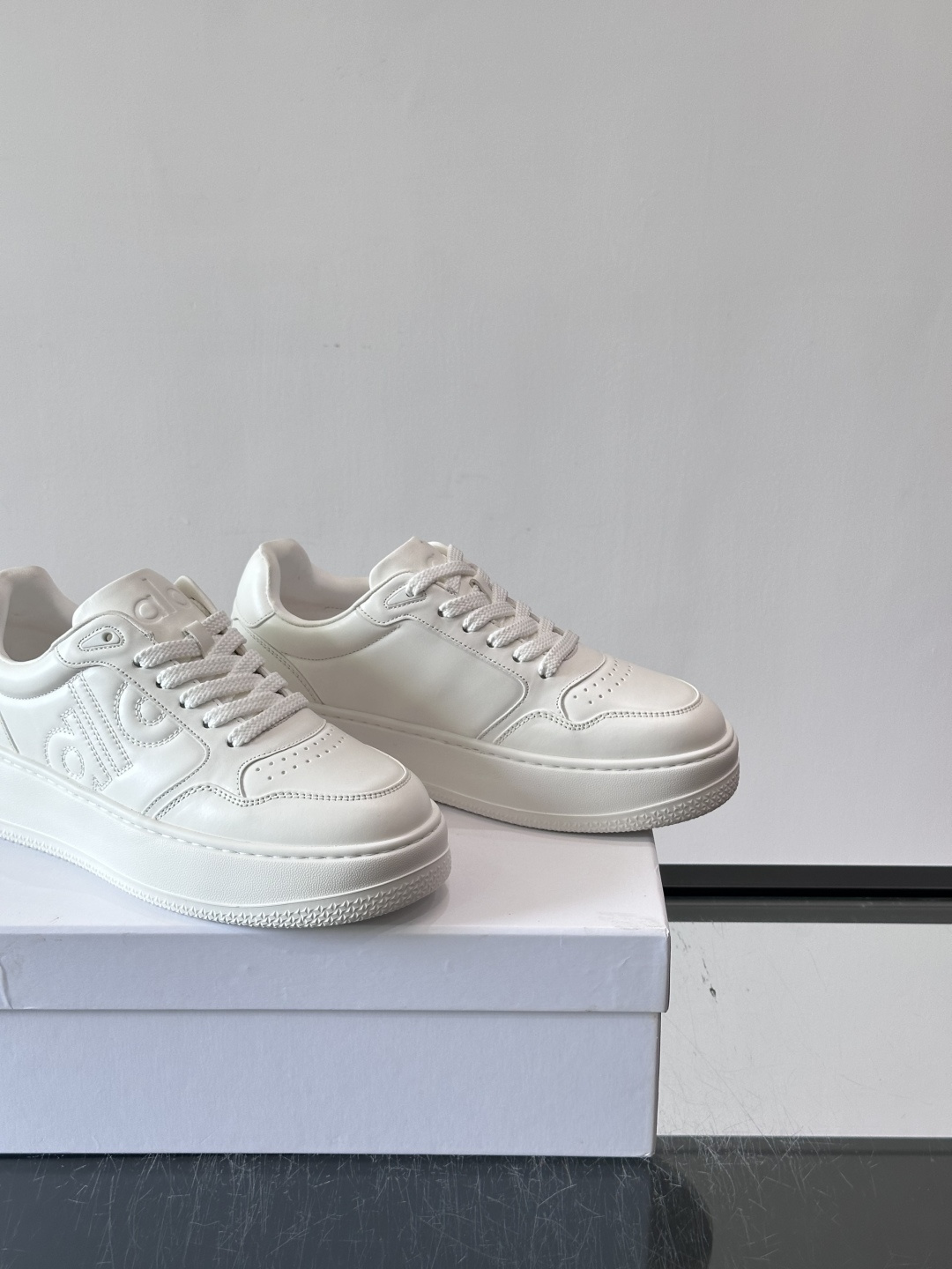 alo 休闲运动鞋👟，简约复古设计，优质皮革鞋面+透气孔，舒适又实用。橡胶鞋底防滑耐磨，日常穿搭或轻运动都OK！鞋侧“A