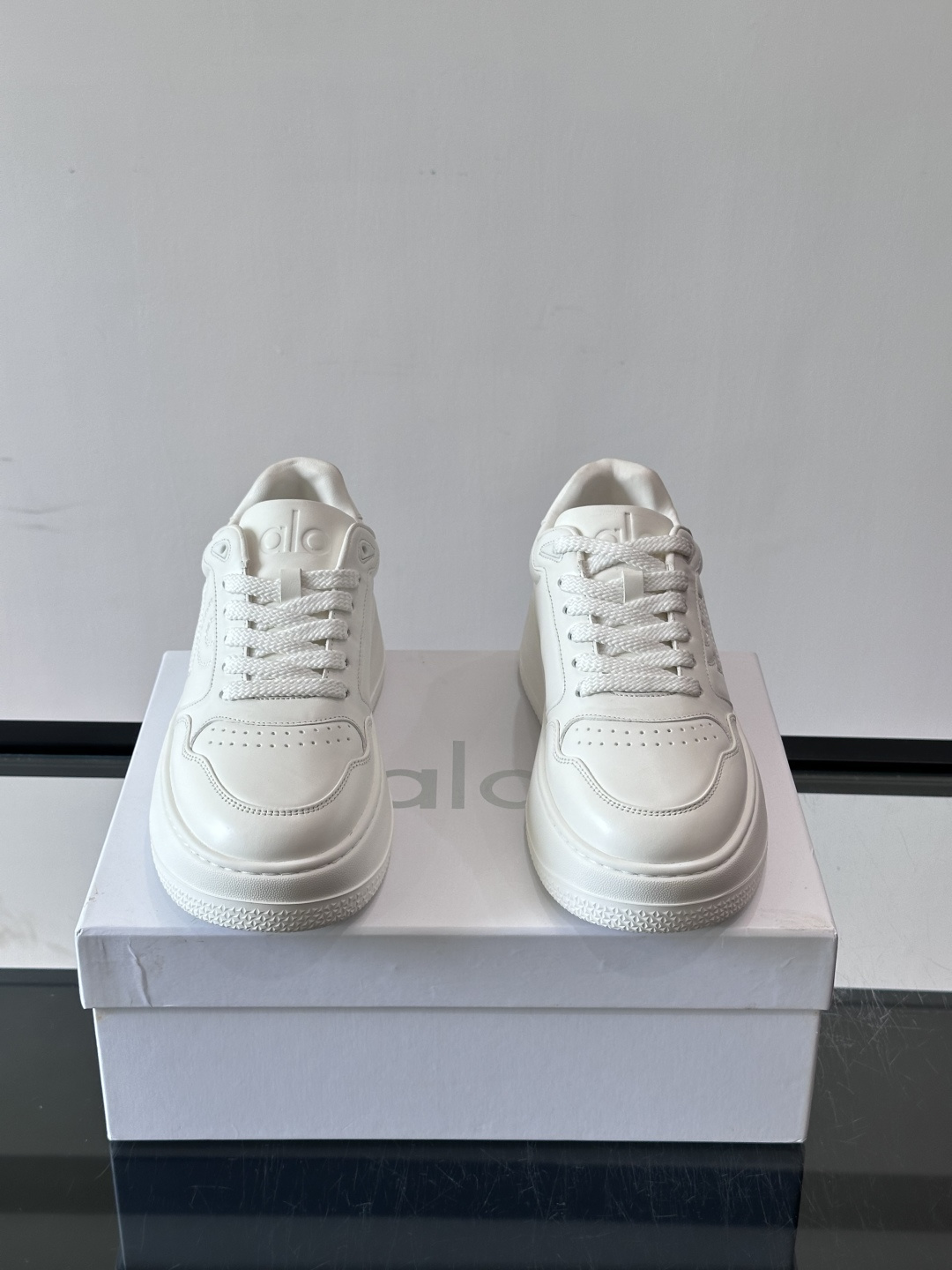 alo 休闲运动鞋👟，简约复古设计，优质皮革鞋面+透气孔，舒适又实用。橡胶鞋底防滑耐磨，日常穿搭或轻运动都OK！鞋侧“A
