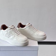 alo 休闲运动鞋👟,简约复古设计,优质皮革鞋面+透气孔,舒适又实用。橡胶鞋底防滑耐磨,日常穿搭或轻运动都OK!鞋侧“A alo 休闲运动鞋👟,简约复古设计,优质皮革鞋面+透气孔,舒适又实用。橡胶鞋底防滑耐磨,日常穿搭或轻运动都OK!鞋侧“A