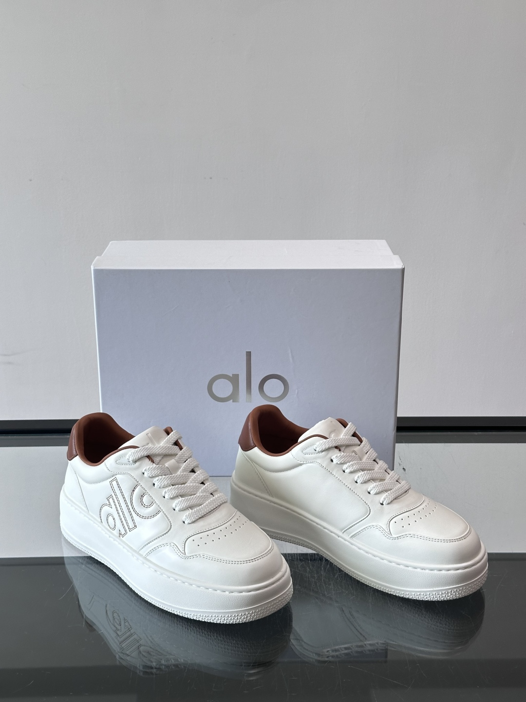 alo 休闲运动鞋👟,简约复古设计,优质皮革鞋面+透气孔,舒适又实用。橡胶鞋底防滑耐磨,日常穿搭或轻运动都OK!鞋侧“A alo 休闲运动鞋👟,简约复古设计,优质皮革鞋面+透气孔,舒适又实用。橡胶鞋底防滑耐磨,日常穿搭或轻运动都OK!鞋侧“A