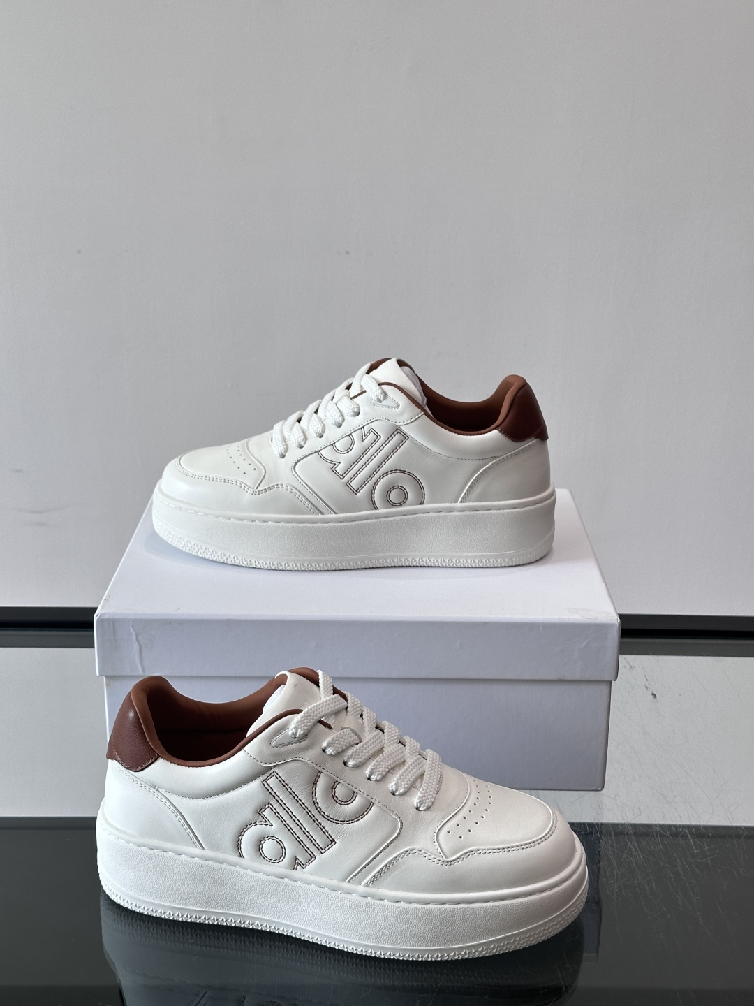 alo 休闲运动鞋👟,简约复古设计,优质皮革鞋面+透气孔,舒适又实用。橡胶鞋底防滑耐磨,日常穿搭或轻运动都OK!鞋侧“A alo 休闲运动鞋👟,简约复古设计,优质皮革鞋面+透气孔,舒适又实用。橡胶鞋底防滑耐磨,日常穿搭或轻运动都OK!鞋侧“A