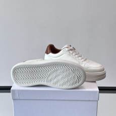 alo 休闲运动鞋👟,简约复古设计,优质皮革鞋面+透气孔,舒适又实用。橡胶鞋底防滑耐磨,日常穿搭或轻运动都OK!鞋侧“A alo 休闲运动鞋👟,简约复古设计,优质皮革鞋面+透气孔,舒适又实用。橡胶鞋底防滑耐磨,日常穿搭或轻运动都OK!鞋侧“A