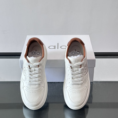 alo 休闲运动鞋👟,简约复古设计,优质皮革鞋面+透气孔,舒适又实用。橡胶鞋底防滑耐磨,日常穿搭或轻运动都OK!鞋侧“A alo 休闲运动鞋👟,简约复古设计,优质皮革鞋面+透气孔,舒适又实用。橡胶鞋底防滑耐磨,日常穿搭或轻运动都OK!鞋侧“A
