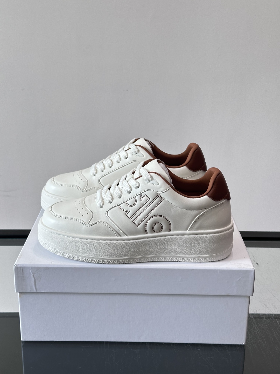 alo 休闲运动鞋👟,简约复古设计,优质皮革鞋面+透气孔,舒适又实用。橡胶鞋底防滑耐磨,日常穿搭或轻运动都OK!鞋侧“A alo 休闲运动鞋👟,简约复古设计,优质皮革鞋面+透气孔,舒适又实用。橡胶鞋底防滑耐磨,日常穿搭或轻运动都OK!鞋侧“A