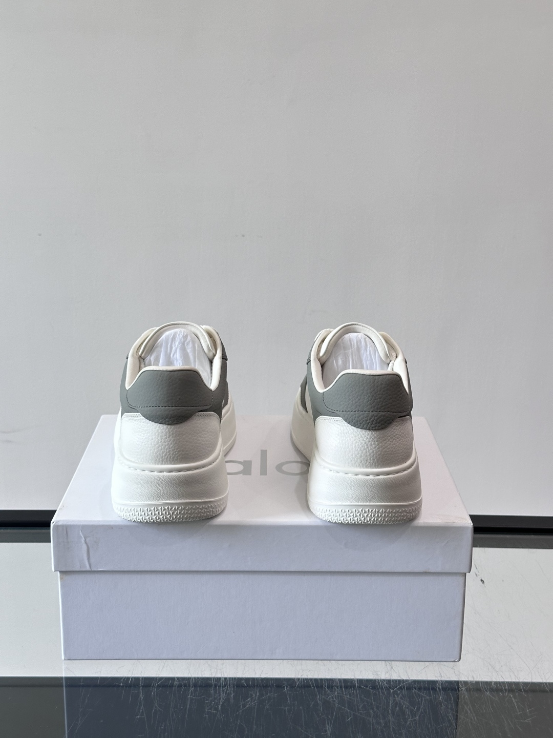 alo 休闲运动鞋👟，简约复古设计，优质皮革鞋面+透气孔，舒适又实用。橡胶鞋底防滑耐磨，日常穿搭或轻运动都OK！鞋侧“A
