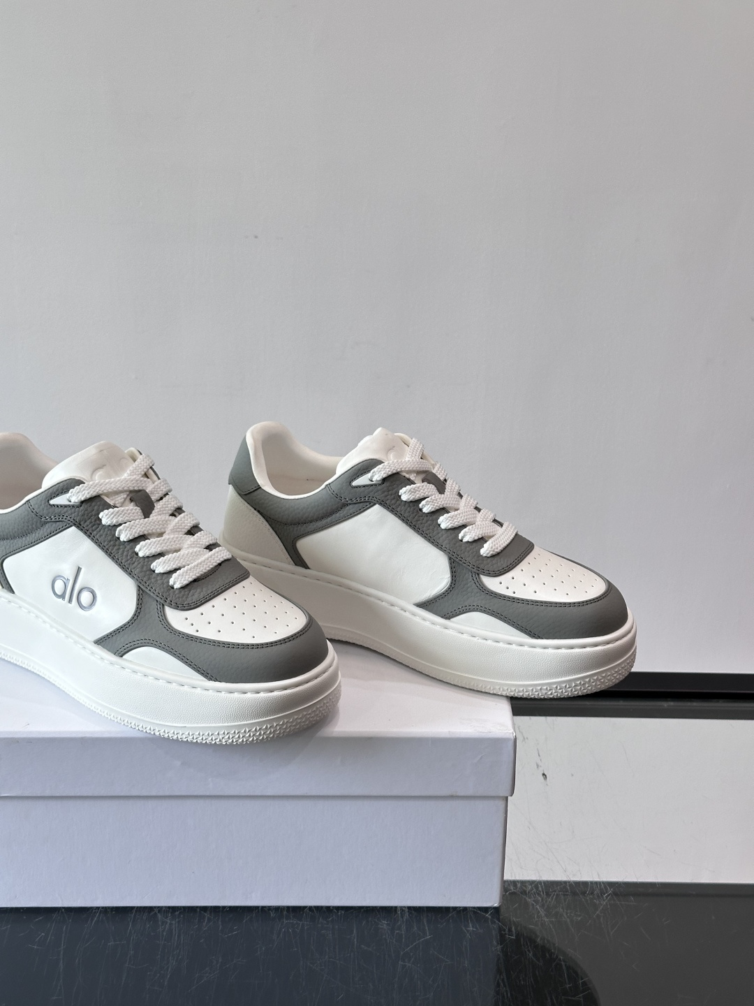 alo 休闲运动鞋👟，简约复古设计，优质皮革鞋面+透气孔，舒适又实用。橡胶鞋底防滑耐磨，日常穿搭或轻运动都OK！鞋侧“A