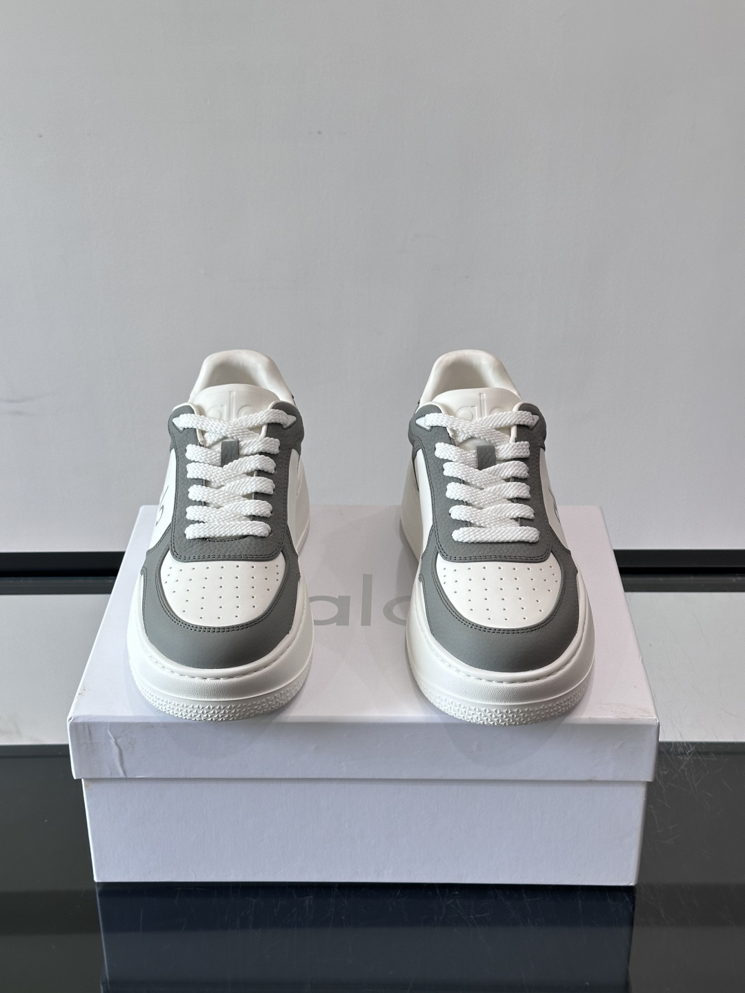 alo 休闲运动鞋👟，简约复古设计，优质皮革鞋面+透气孔，舒适又实用。橡胶鞋底防滑耐磨，日常穿搭或轻运动都OK！鞋侧“A
