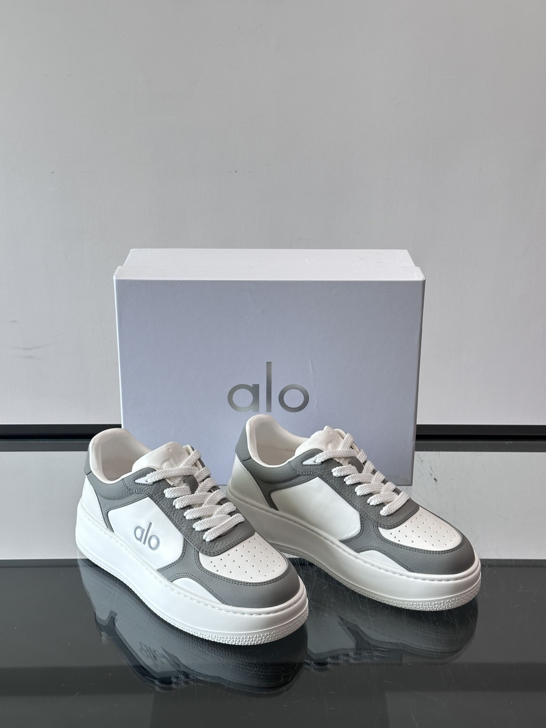 alo 休闲运动鞋👟，简约复古设计，优质皮革鞋面+透气孔，舒适又实用。橡胶鞋底防滑耐磨，日常穿搭或轻运动都OK！鞋侧“A