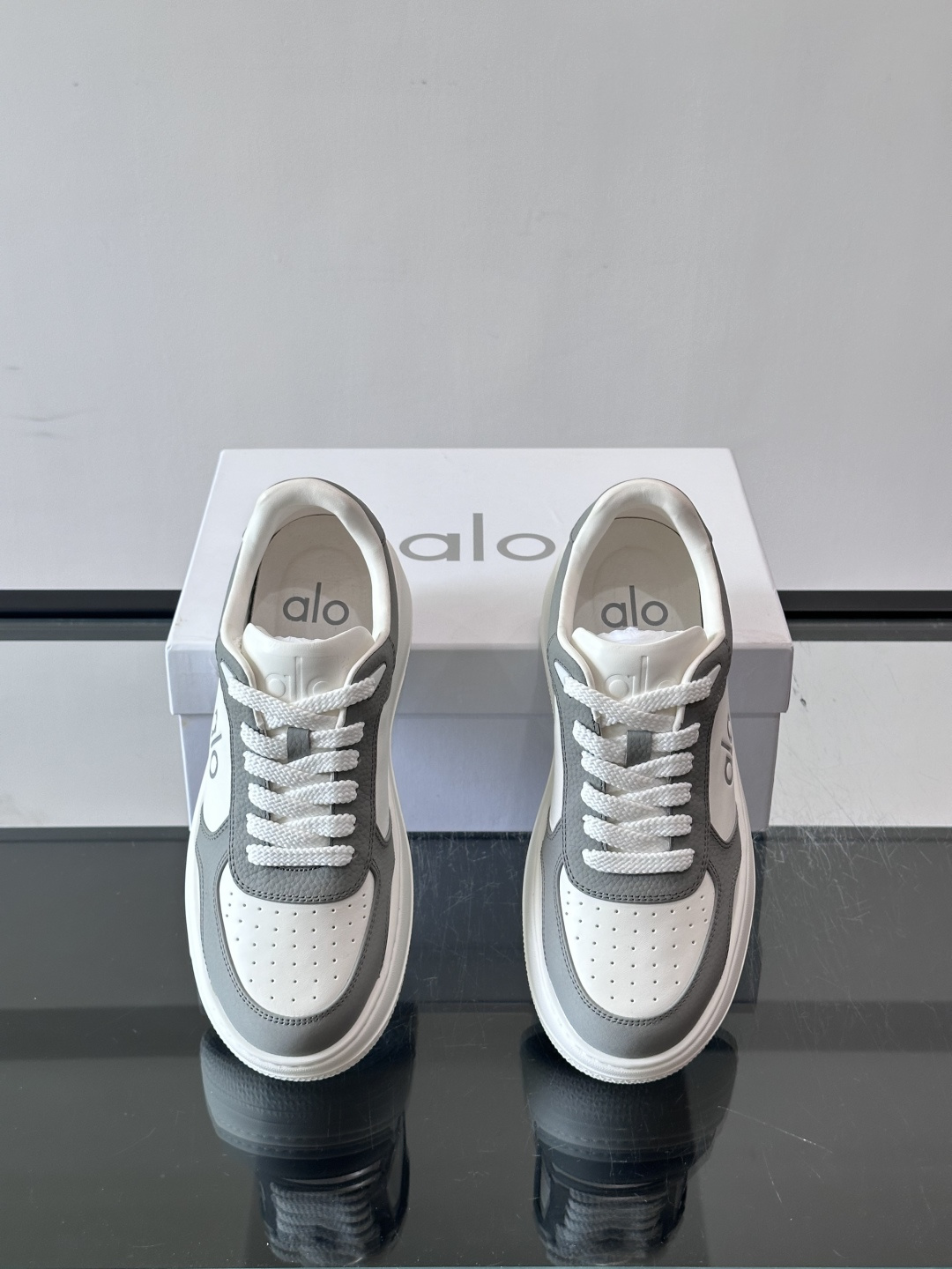 alo 休闲运动鞋👟，简约复古设计，优质皮革鞋面+透气孔，舒适又实用。橡胶鞋底防滑耐磨，日常穿搭或轻运动都OK！鞋侧“A