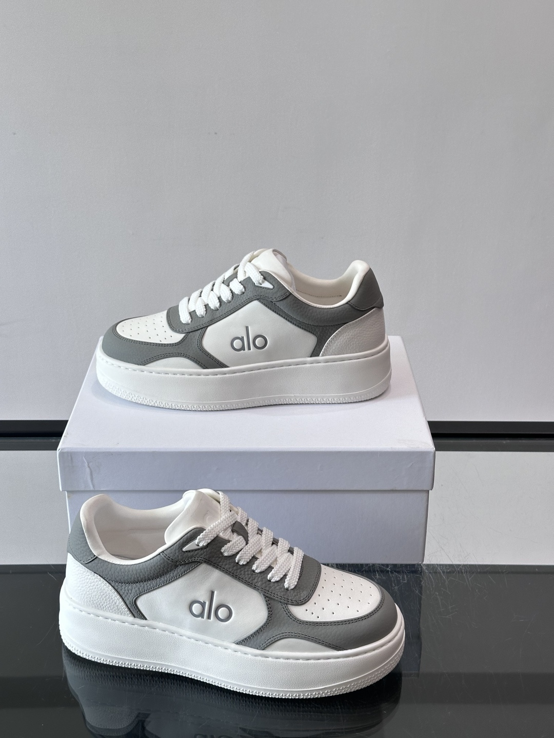 alo 休闲运动鞋👟，简约复古设计，优质皮革鞋面+透气孔，舒适又实用。橡胶鞋底防滑耐磨，日常穿搭或轻运动都OK！鞋侧“A