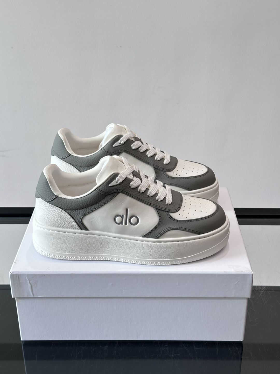 alo 休闲运动鞋👟,简约复古设计,优质皮革鞋面+透气孔,舒适又实用。橡胶鞋底防滑耐磨,日常穿搭或轻运动都OK!鞋侧“A alo 休闲运动鞋👟,简约复古设计,优质皮革鞋面+透气孔,舒适又实用。橡胶鞋底防滑耐磨,日常穿搭或轻运动都OK!鞋侧“A