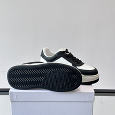 alo 休闲运动鞋👟,简约复古设计,优质皮革鞋面+透气孔,舒适又实用。橡胶鞋底防滑耐磨,日常穿搭或轻运动都OK!鞋侧“A alo 休闲运动鞋👟,简约复古设计,优质皮革鞋面+透气孔,舒适又实用。橡胶鞋底防滑耐磨,日常穿搭或轻运动都OK!鞋侧“A