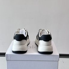 alo 休闲运动鞋👟,简约复古设计,优质皮革鞋面+透气孔,舒适又实用。橡胶鞋底防滑耐磨,日常穿搭或轻运动都OK!鞋侧“A alo 休闲运动鞋👟,简约复古设计,优质皮革鞋面+透气孔,舒适又实用。橡胶鞋底防滑耐磨,日常穿搭或轻运动都OK!鞋侧“A