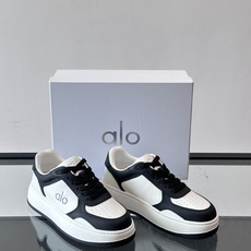 alo 休闲运动鞋👟,简约复古设计,优质皮革鞋面+透气孔,舒适又实用。橡胶鞋底防滑耐磨,日常穿搭或轻运动都OK!鞋侧“A alo 休闲运动鞋👟,简约复古设计,优质皮革鞋面+透气孔,舒适又实用。橡胶鞋底防滑耐磨,日常穿搭或轻运动都OK!鞋侧“A