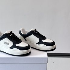 alo 休闲运动鞋👟,简约复古设计,优质皮革鞋面+透气孔,舒适又实用。橡胶鞋底防滑耐磨,日常穿搭或轻运动都OK!鞋侧“A alo 休闲运动鞋👟,简约复古设计,优质皮革鞋面+透气孔,舒适又实用。橡胶鞋底防滑耐磨,日常穿搭或轻运动都OK!鞋侧“A