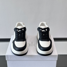 alo 休闲运动鞋👟,简约复古设计,优质皮革鞋面+透气孔,舒适又实用。橡胶鞋底防滑耐磨,日常穿搭或轻运动都OK!鞋侧“A alo 休闲运动鞋👟,简约复古设计,优质皮革鞋面+透气孔,舒适又实用。橡胶鞋底防滑耐磨,日常穿搭或轻运动都OK!鞋侧“A