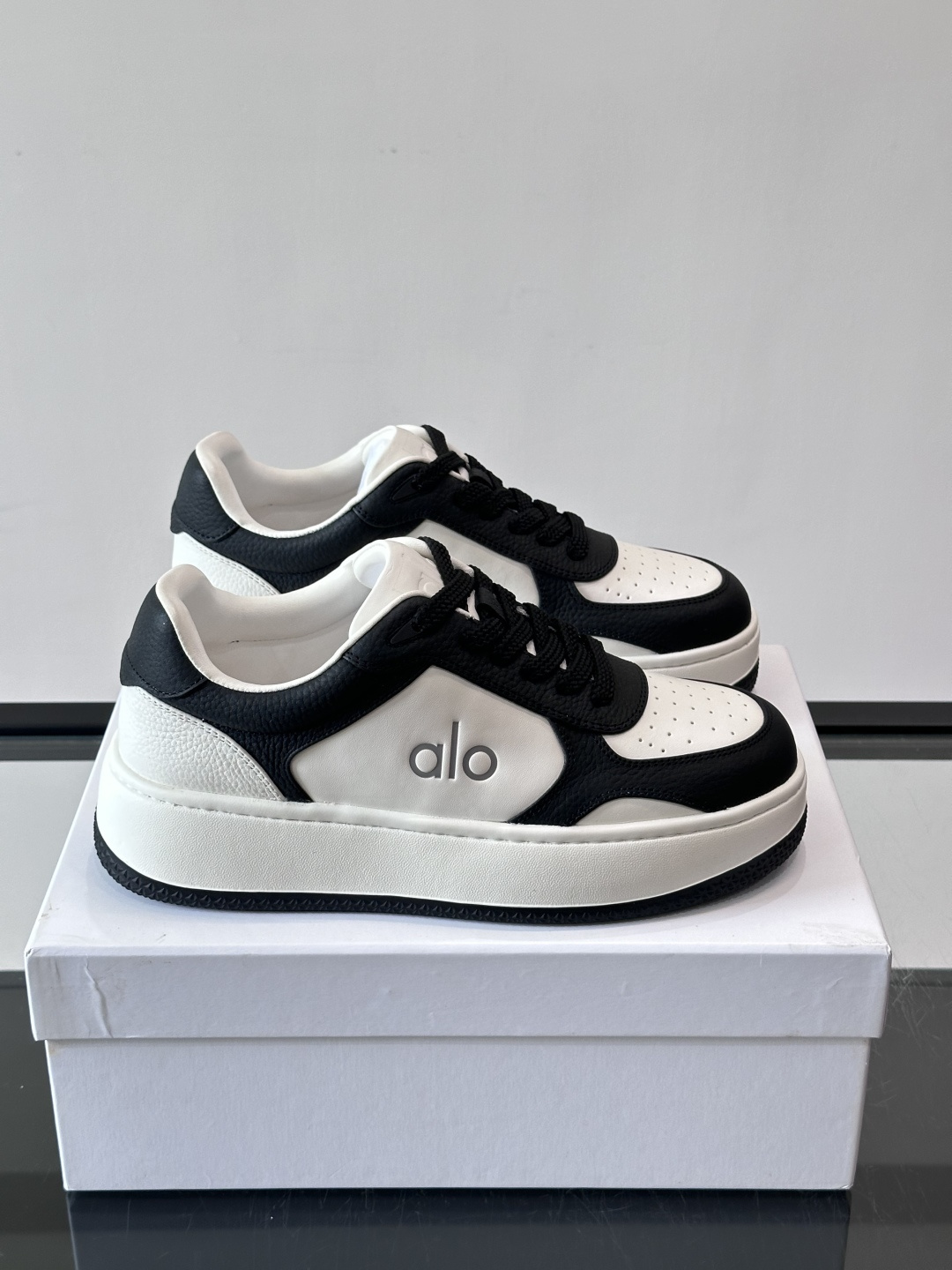 alo 休闲运动鞋👟,简约复古设计,优质皮革鞋面+透气孔,舒适又实用。橡胶鞋底防滑耐磨,日常穿搭或轻运动都OK!鞋侧“A alo 休闲运动鞋👟,简约复古设计,优质皮革鞋面+透气孔,舒适又实用。橡胶鞋底防滑耐磨,日常穿搭或轻运动都OK!鞋侧“A