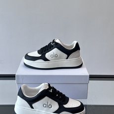 alo 休闲运动鞋👟,简约复古设计,优质皮革鞋面+透气孔,舒适又实用。橡胶鞋底防滑耐磨,日常穿搭或轻运动都OK!鞋侧“A alo 休闲运动鞋👟,简约复古设计,优质皮革鞋面+透气孔,舒适又实用。橡胶鞋底防滑耐磨,日常穿搭或轻运动都OK!鞋侧“A