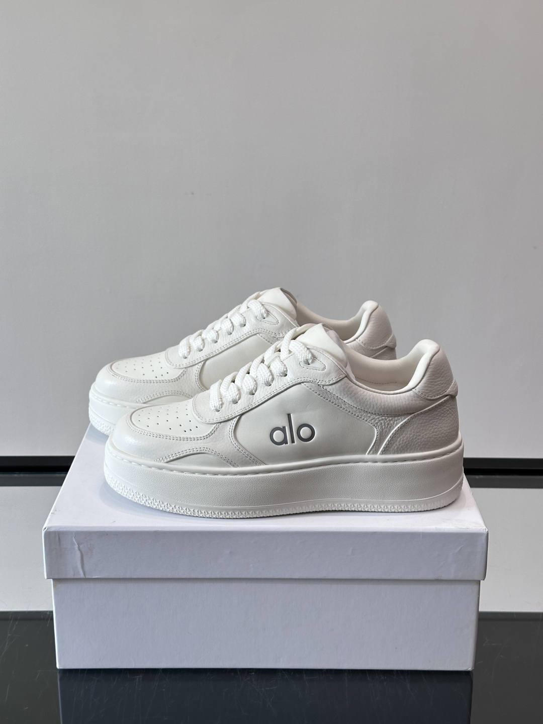 alo 休闲运动鞋👟,简约复古设计,优质皮革鞋面+透气孔,舒适又实用。橡胶鞋底防滑耐磨,日常穿搭或轻运动都OK!鞋侧“A alo 休闲运动鞋👟,简约复古设计,优质皮革鞋面+透气孔,舒适又实用。橡胶鞋底防滑耐磨,日常穿搭或轻运动都OK!鞋侧“A