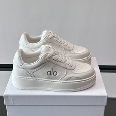 alo 休闲运动鞋👟,简约复古设计,优质皮革鞋面+透气孔,舒适又实用。橡胶鞋底防滑耐磨,日常穿搭或轻运动都OK!鞋侧“A alo 休闲运动鞋👟,简约复古设计,优质皮革鞋面+透气孔,舒适又实用。橡胶鞋底防滑耐磨,日常穿搭或轻运动都OK!鞋侧“A