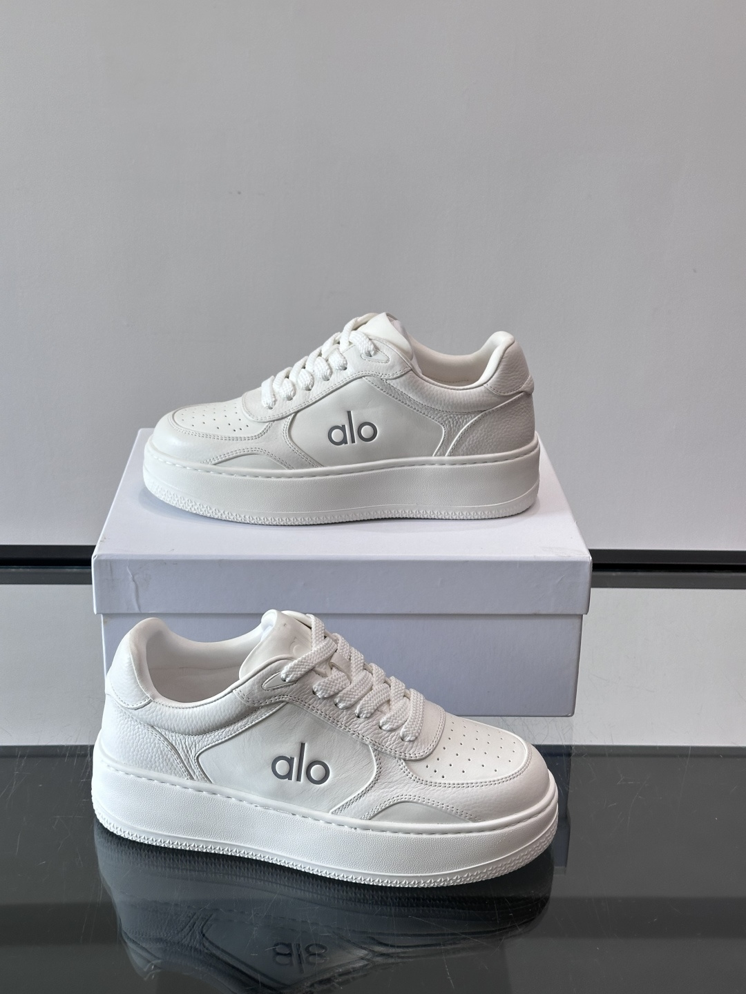 alo 休闲运动鞋👟,简约复古设计,优质皮革鞋面+透气孔,舒适又实用。橡胶鞋底防滑耐磨,日常穿搭或轻运动都OK!鞋侧“A alo 休闲运动鞋👟,简约复古设计,优质皮革鞋面+透气孔,舒适又实用。橡胶鞋底防滑耐磨,日常穿搭或轻运动都OK!鞋侧“A