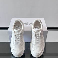 alo 休闲运动鞋👟,简约复古设计,优质皮革鞋面+透气孔,舒适又实用。橡胶鞋底防滑耐磨,日常穿搭或轻运动都OK!鞋侧“A alo 休闲运动鞋👟,简约复古设计,优质皮革鞋面+透气孔,舒适又实用。橡胶鞋底防滑耐磨,日常穿搭或轻运动都OK!鞋侧“A
