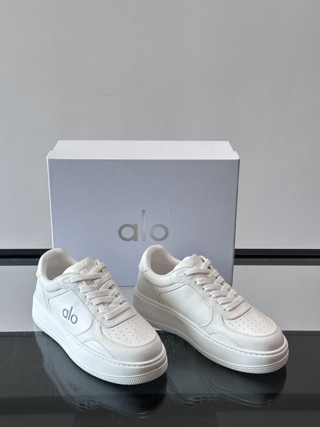 alo 休闲运动鞋👟,简约复古设计,优质皮革鞋面+透气孔,舒适又实用。橡胶鞋底防滑耐磨,日常穿搭或轻运动都OK!鞋侧“A alo 休闲运动鞋👟,简约复古设计,优质皮革鞋面+透气孔,舒适又实用。橡胶鞋底防滑耐磨,日常穿搭或轻运动都OK!鞋侧“A