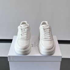 alo 休闲运动鞋👟,简约复古设计,优质皮革鞋面+透气孔,舒适又实用。橡胶鞋底防滑耐磨,日常穿搭或轻运动都OK!鞋侧“A alo 休闲运动鞋👟,简约复古设计,优质皮革鞋面+透气孔,舒适又实用。橡胶鞋底防滑耐磨,日常穿搭或轻运动都OK!鞋侧“A