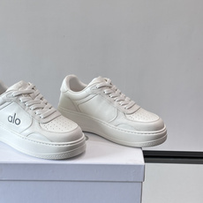 alo 休闲运动鞋👟,简约复古设计,优质皮革鞋面+透气孔,舒适又实用。橡胶鞋底防滑耐磨,日常穿搭或轻运动都OK!鞋侧“A alo 休闲运动鞋👟,简约复古设计,优质皮革鞋面+透气孔,舒适又实用。橡胶鞋底防滑耐磨,日常穿搭或轻运动都OK!鞋侧“A