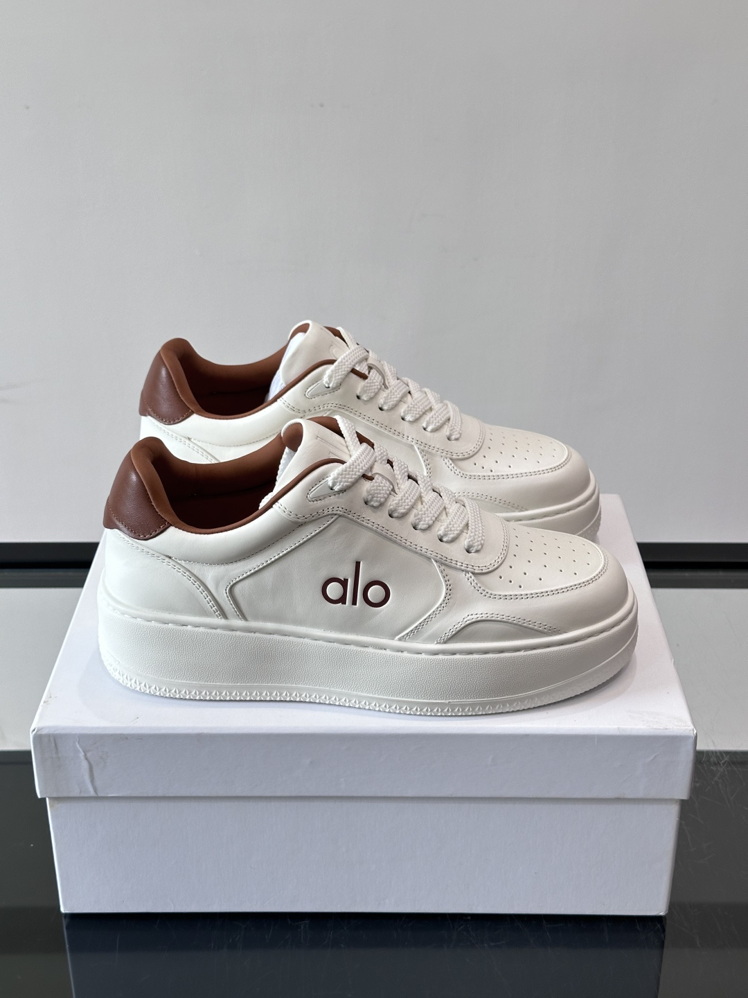 NO:930926,alo casual sports shoes, simple retro design, high-quality leather upper + ventilation holes, comfortable and practical. The rubber sole is non-slip and wear-resistant, suitable for daily wear or light exercise!  The 'Alo' logo on the side of the shoe is very recognizable, and the white color is versatile, and can be easily worn with jeans and casual pants. The shoe box is also simple in style, full of brand sense, and is suitable for gifts and personal use., size39-44 (customized at 38.45),, sneakers, jeans19860909alo 休闲运动鞋,简约复古设计,优质皮革鞋面+透气孔,舒适又实用.橡胶鞋底防滑耐磨,日常穿搭或轻运动都OK！鞋侧“Alo”标志超有辨识度,白色配色百搭,牛仔裤、休闲裤都能轻松驾驭.鞋盒也是简约风,品牌感满满,送礼自用都很合适. ,size39-44（38.45定制）,,sneakers,jeans,Men's shoes