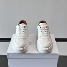 alo 休闲运动鞋👟,简约复古设计,优质皮革鞋面+透气孔,舒适又实用。橡胶鞋底防滑耐磨,日常穿搭或轻运动都OK!鞋侧“A alo 休闲运动鞋👟,简约复古设计,优质皮革鞋面+透气孔,舒适又实用。橡胶鞋底防滑耐磨,日常穿搭或轻运动都OK!鞋侧“A
