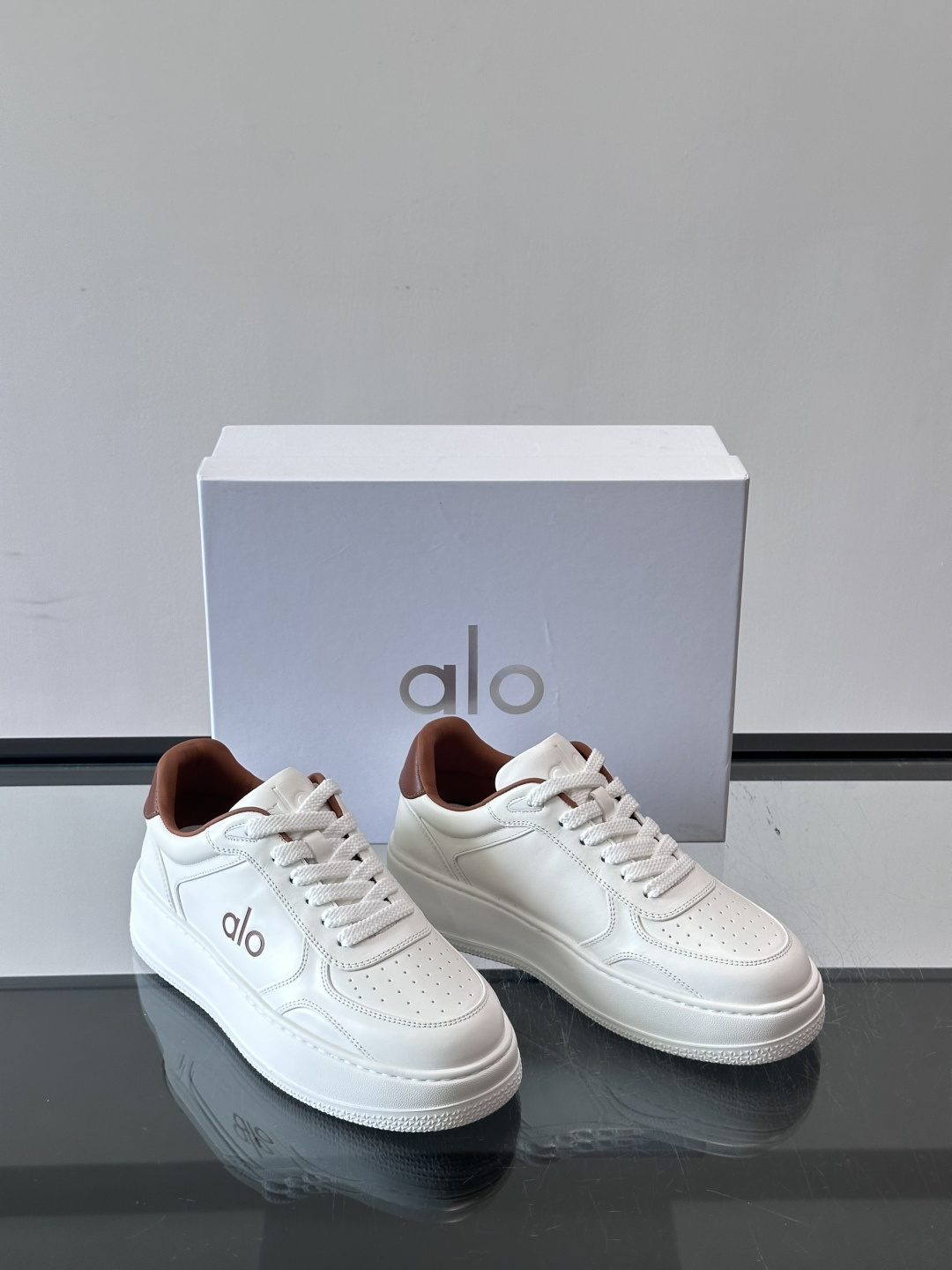 alo 休闲运动鞋👟,简约复古设计,优质皮革鞋面+透气孔,舒适又实用。橡胶鞋底防滑耐磨,日常穿搭或轻运动都OK!鞋侧“A alo 休闲运动鞋👟,简约复古设计,优质皮革鞋面+透气孔,舒适又实用。橡胶鞋底防滑耐磨,日常穿搭或轻运动都OK!鞋侧“A