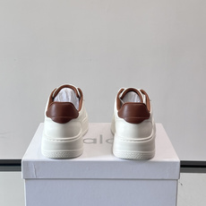 alo 休闲运动鞋👟,简约复古设计,优质皮革鞋面+透气孔,舒适又实用。橡胶鞋底防滑耐磨,日常穿搭或轻运动都OK!鞋侧“A alo 休闲运动鞋👟,简约复古设计,优质皮革鞋面+透气孔,舒适又实用。橡胶鞋底防滑耐磨,日常穿搭或轻运动都OK!鞋侧“A