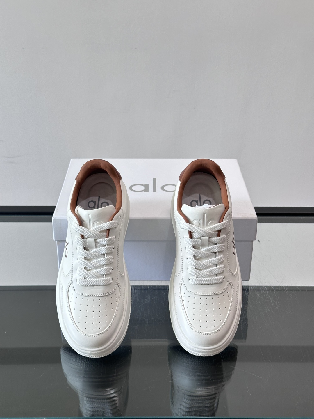 alo 休闲运动鞋👟,简约复古设计,优质皮革鞋面+透气孔,舒适又实用。橡胶鞋底防滑耐磨,日常穿搭或轻运动都OK!鞋侧“A alo 休闲运动鞋👟,简约复古设计,优质皮革鞋面+透气孔,舒适又实用。橡胶鞋底防滑耐磨,日常穿搭或轻运动都OK!鞋侧“A