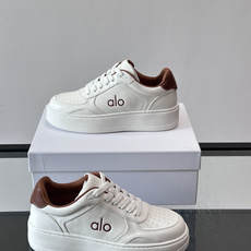 alo 休闲运动鞋👟,简约复古设计,优质皮革鞋面+透气孔,舒适又实用。橡胶鞋底防滑耐磨,日常穿搭或轻运动都OK!鞋侧“A alo 休闲运动鞋👟,简约复古设计,优质皮革鞋面+透气孔,舒适又实用。橡胶鞋底防滑耐磨,日常穿搭或轻运动都OK!鞋侧“A