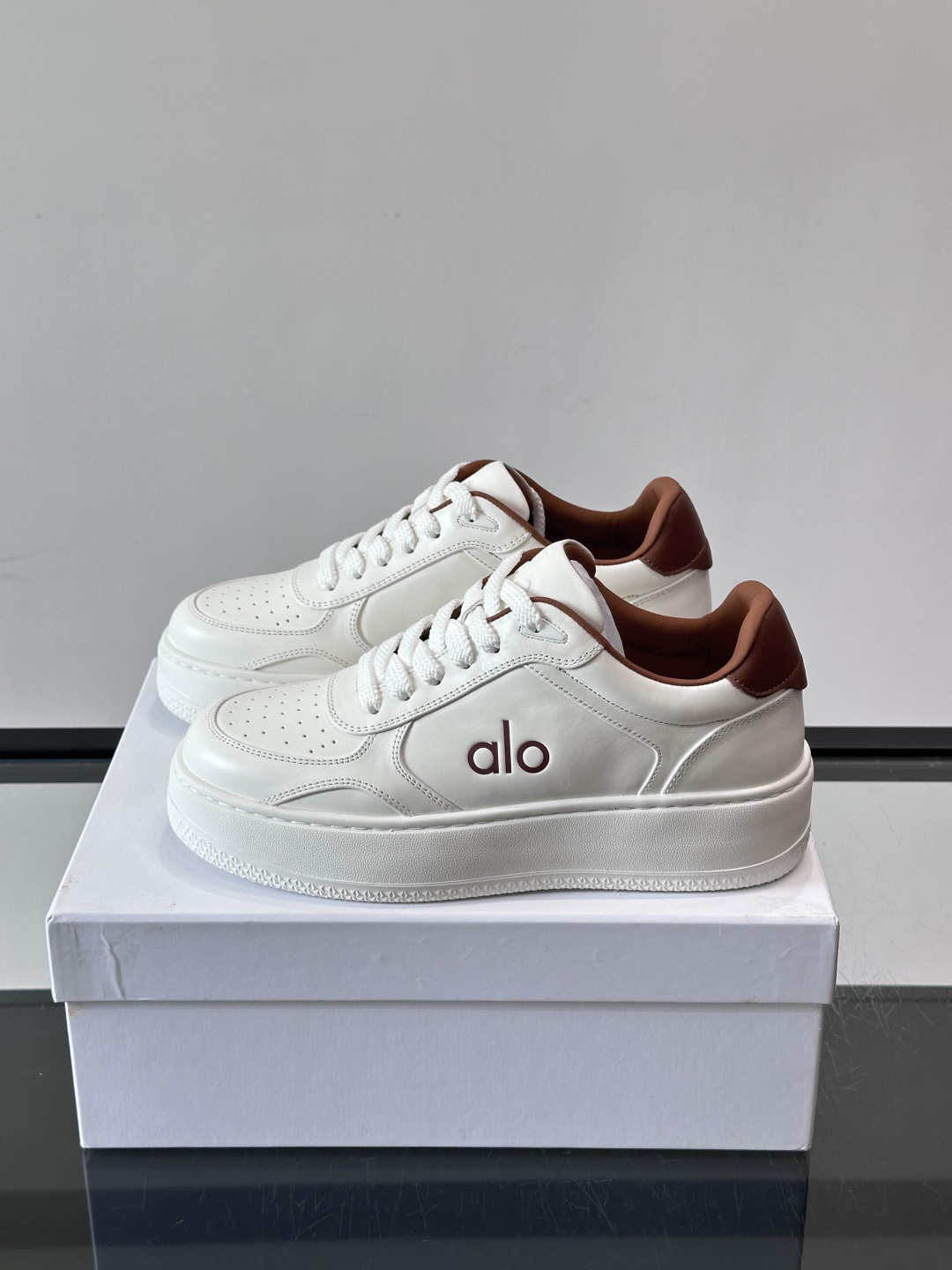 alo 休闲运动鞋👟,简约复古设计,优质皮革鞋面+透气孔,舒适又实用。橡胶鞋底防滑耐磨,日常穿搭或轻运动都OK!鞋侧“A alo 休闲运动鞋👟,简约复古设计,优质皮革鞋面+透气孔,舒适又实用。橡胶鞋底防滑耐磨,日常穿搭或轻运动都OK!鞋侧“A