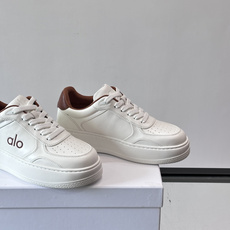 alo 休闲运动鞋👟,简约复古设计,优质皮革鞋面+透气孔,舒适又实用。橡胶鞋底防滑耐磨,日常穿搭或轻运动都OK!鞋侧“A alo 休闲运动鞋👟,简约复古设计,优质皮革鞋面+透气孔,舒适又实用。橡胶鞋底防滑耐磨,日常穿搭或轻运动都OK!鞋侧“A