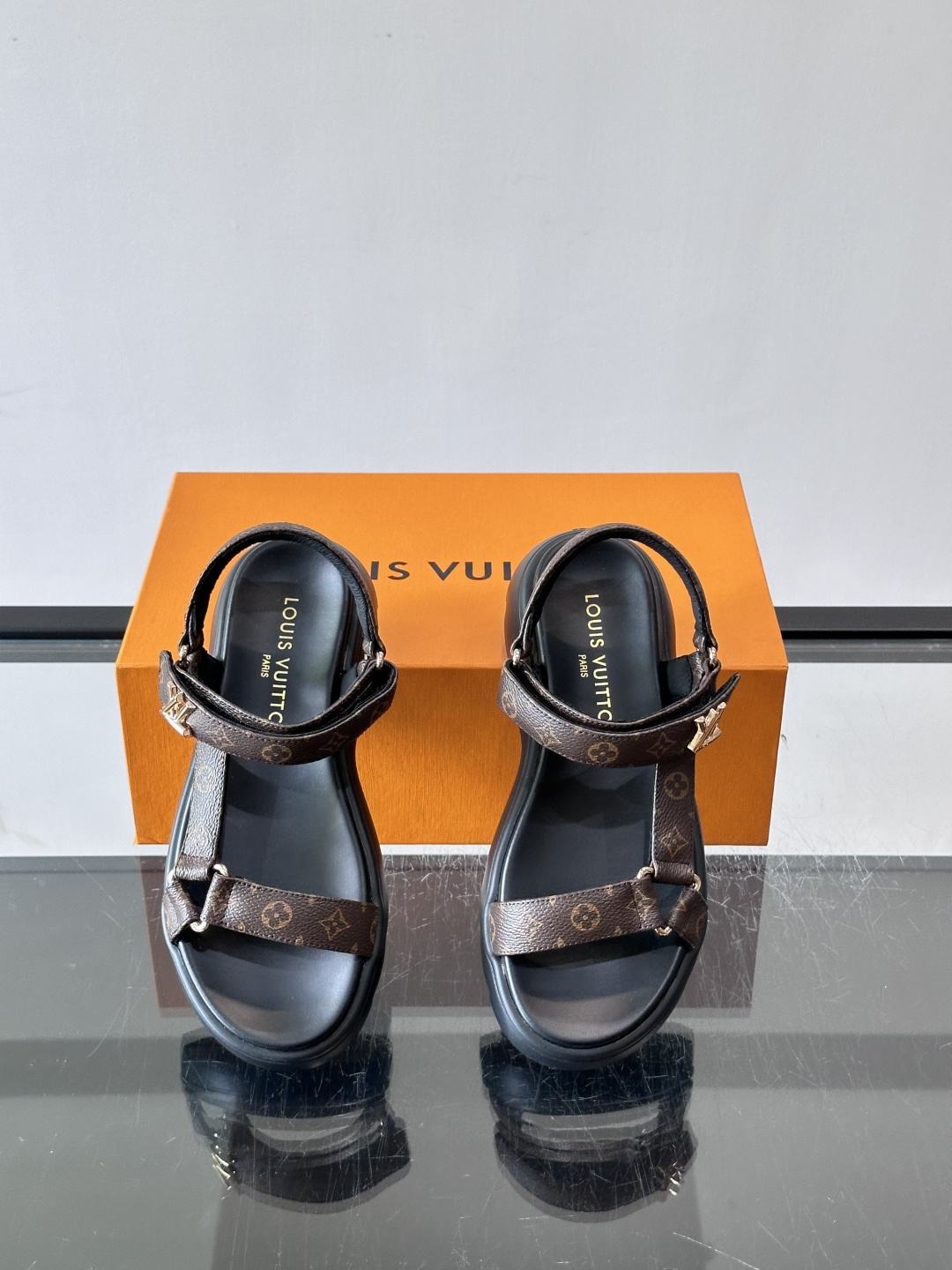 LV全新系列NEVADA COMFORT 女士👸凉鞋👡!本款 Nevada Comfort 凉鞋以柔软羊皮革饰带点缀鞋面 LV全新系列NEVADA COMFORT 女士👸凉鞋👡!本款 Nevada Comfort 凉鞋以柔软羊皮革饰带点缀鞋面
