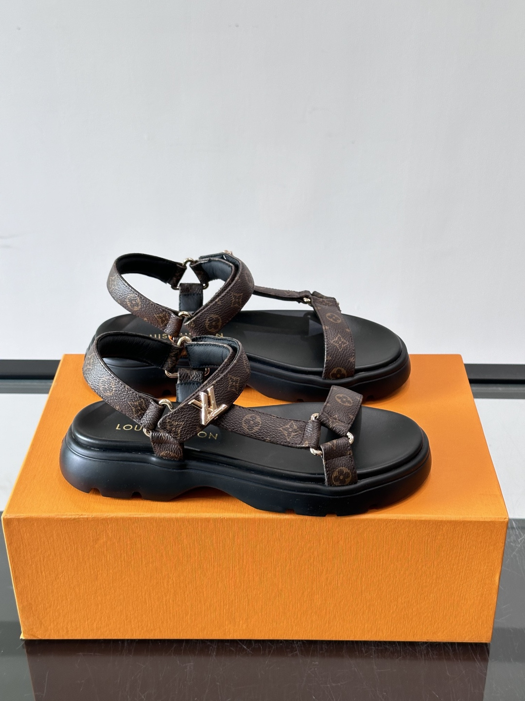 LV全新系列NEVADA COMFORT 女士👸凉鞋👡!本款 Nevada Comfort 凉鞋以柔软羊皮革饰带点缀鞋面 LV全新系列NEVADA COMFORT 女士👸凉鞋👡!本款 Nevada Comfort 凉鞋以柔软羊皮革饰带点缀鞋面
