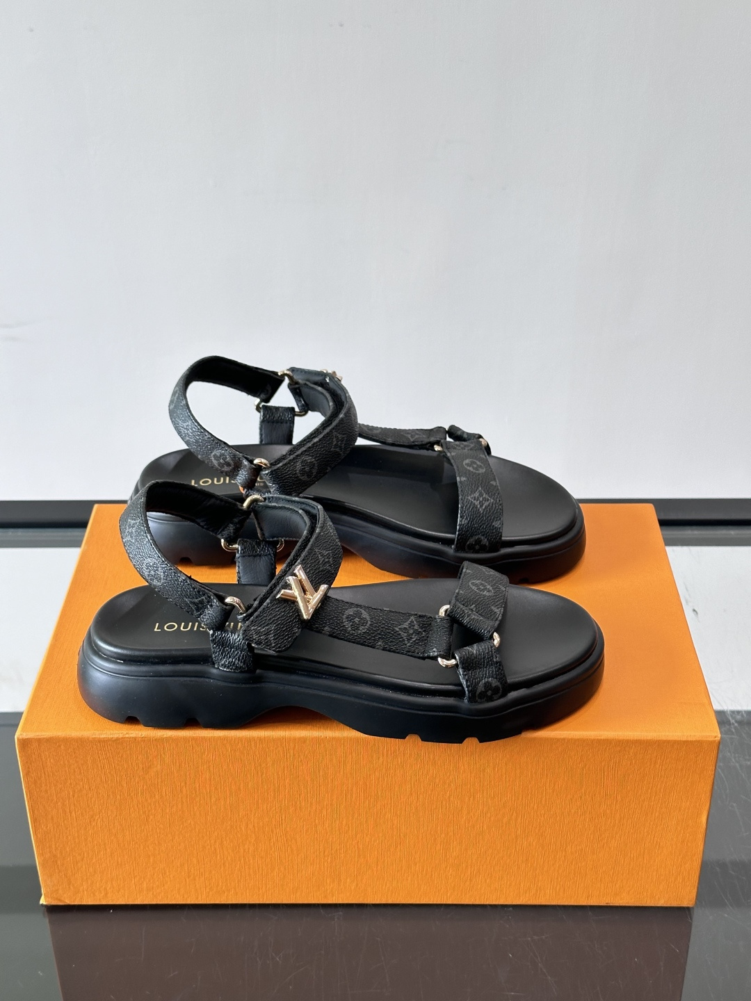 LV全新系列NEVADA COMFORT 女士👸凉鞋👡!本款 Nevada Comfort 凉鞋以柔软羊皮革饰带点缀鞋面 LV全新系列NEVADA COMFORT 女士👸凉鞋👡!本款 Nevada Comfort 凉鞋以柔软羊皮革饰带点缀鞋面