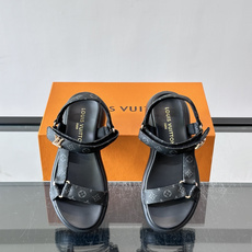 LV全新系列NEVADA COMFORT 女士👸凉鞋👡!本款 Nevada Comfort 凉鞋以柔软羊皮革饰带点缀鞋面 LV全新系列NEVADA COMFORT 女士👸凉鞋👡!本款 Nevada Comfort 凉鞋以柔软羊皮革饰带点缀鞋面