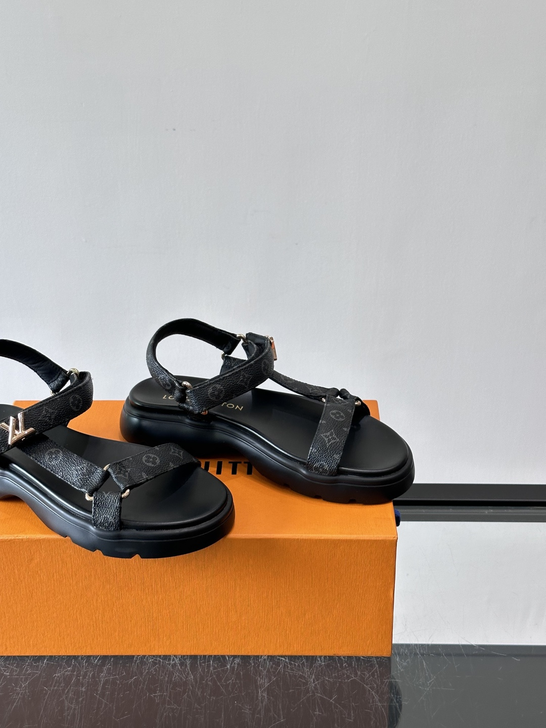 LV全新系列NEVADA COMFORT 女士👸凉鞋👡!本款 Nevada Comfort 凉鞋以柔软羊皮革饰带点缀鞋面 LV全新系列NEVADA COMFORT 女士👸凉鞋👡!本款 Nevada Comfort 凉鞋以柔软羊皮革饰带点缀鞋面