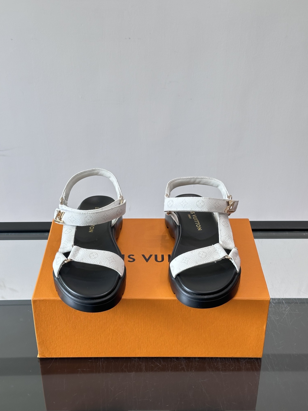 LV全新系列NEVADA COMFORT 女士👸凉鞋👡！本款 Nevada Comfort 凉鞋以柔软羊皮革饰带点缀鞋面
