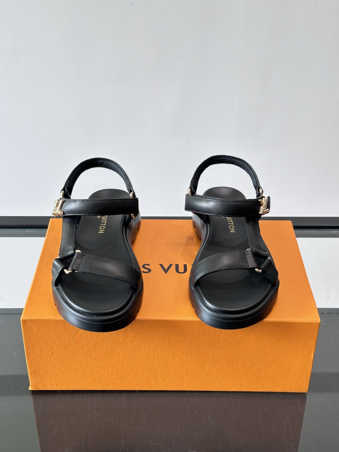 LV全新系列NEVADA COMFORT 女士👸凉鞋👡!本款 Nevada Comfort 凉鞋以柔软羊皮革饰带点缀鞋面 LV全新系列NEVADA COMFORT 女士👸凉鞋👡!本款 Nevada Comfort 凉鞋以柔软羊皮革饰带点缀鞋面