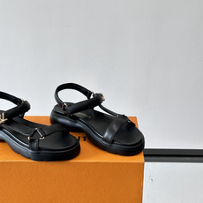 LV全新系列NEVADA COMFORT 女士👸凉鞋👡!本款 Nevada Comfort 凉鞋以柔软羊皮革饰带点缀鞋面 LV全新系列NEVADA COMFORT 女士👸凉鞋👡!本款 Nevada Comfort 凉鞋以柔软羊皮革饰带点缀鞋面